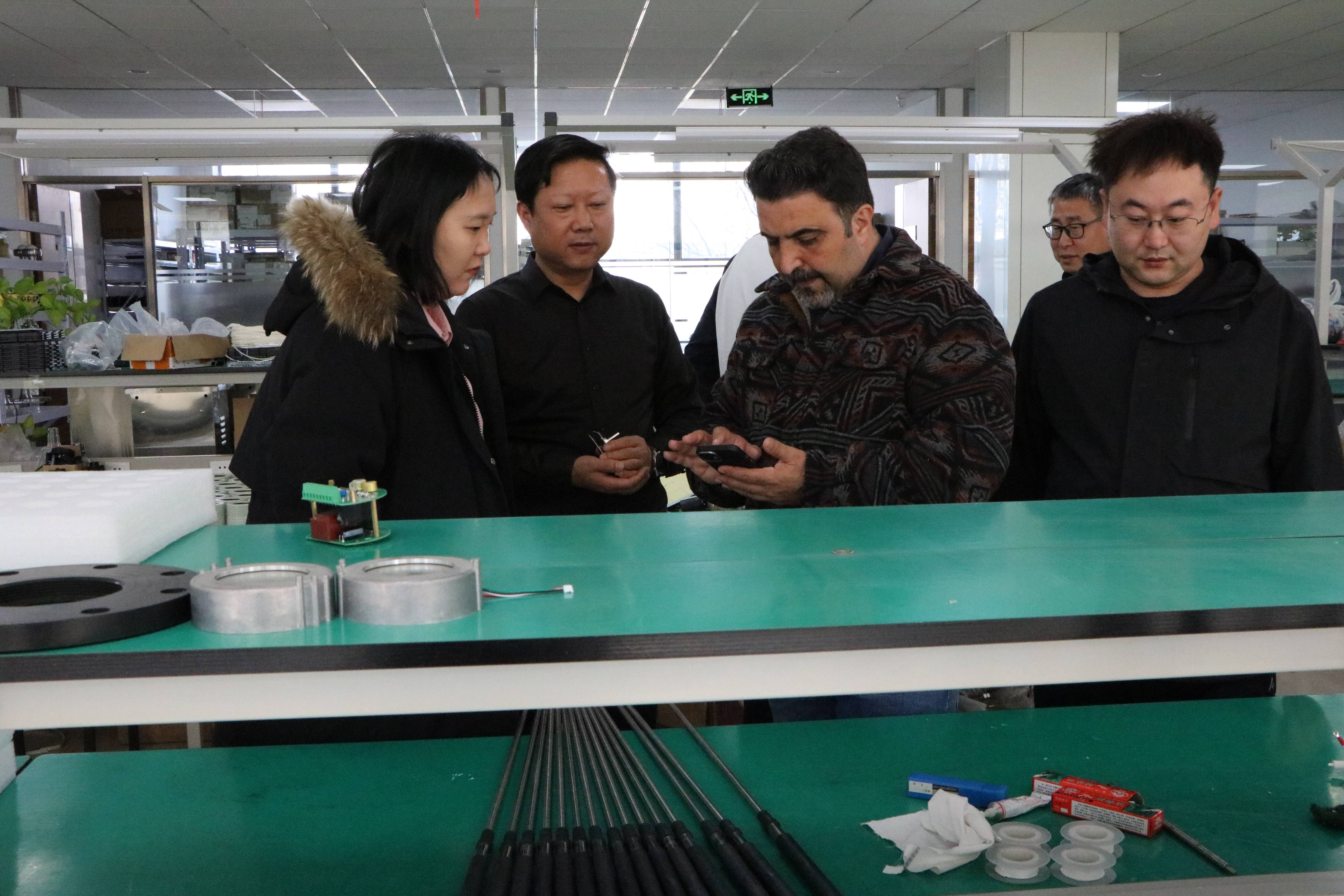 伊朗客戶到訪精誠瑞博，深入探討80G調(diào)頻雷達(dá)物位計(jì)及其他產(chǎn)品合作