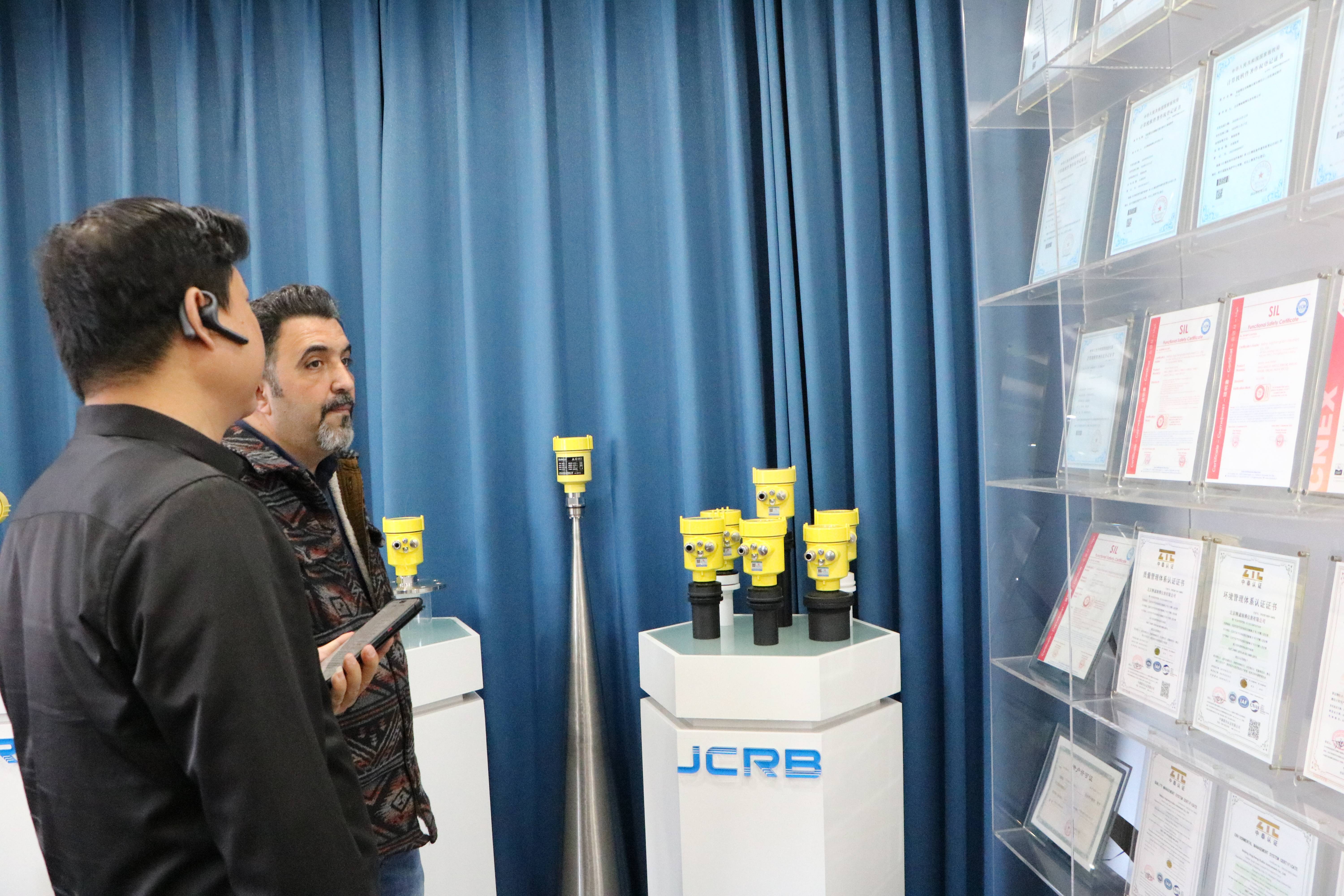 伊朗客戶到訪精誠瑞博，深入探討80G調(diào)頻雷達(dá)物位計(jì)及其他產(chǎn)品合作