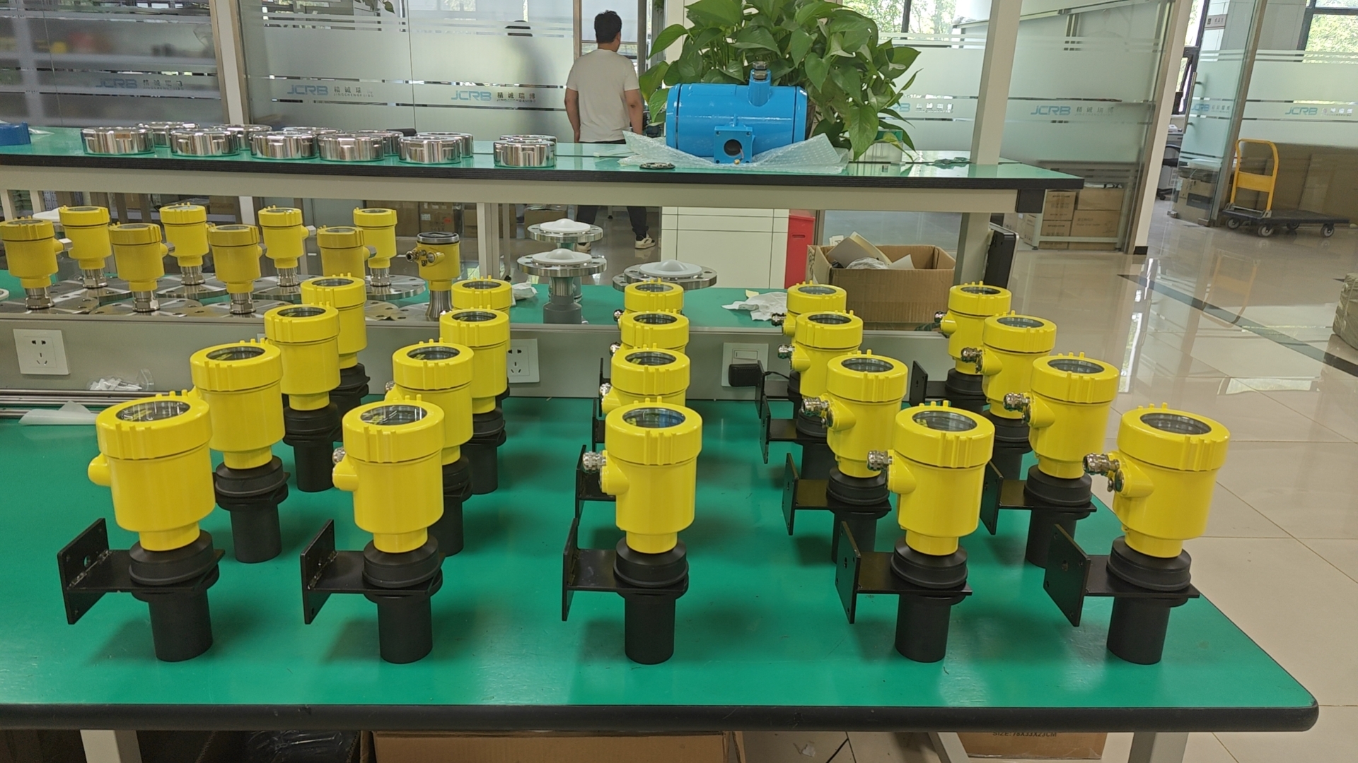 雷達物位計天線的發(fā)射角與嗽叭直徑及頻率有什么關(guān)系